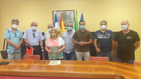 Miembros de La Plazoleta durante una reuni&oacute;n con el Gobierno local