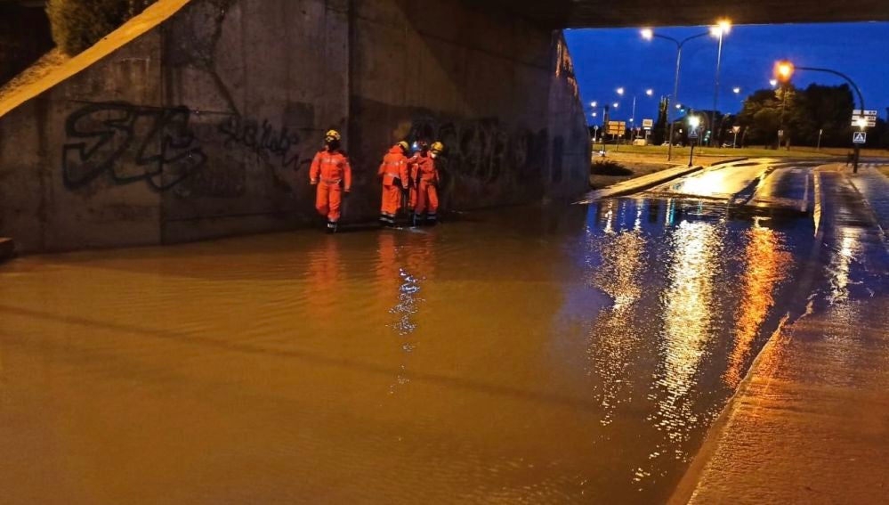 Intervención de bomberos por balsas de agua