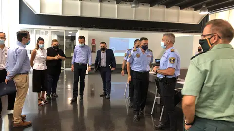 La Junta de Seguridad se reúne en el Centro de Congresos de Elche. La Junta Local de Seguridad, presidida por el alcalde, Carlos González, y compuesta por representantes del Ayuntamiento y responsables de Policía Local, Policía Nacional, Policía Autonómica, Guardia Civil y Bomberos, se han reunido en el Centro de Congresos de Elche para adoptar especiales medidas de control con la intención de frenar la propagación del virus durante los días más señalados de las fiestas patronales ilicitanas, que han sido suspendidas.