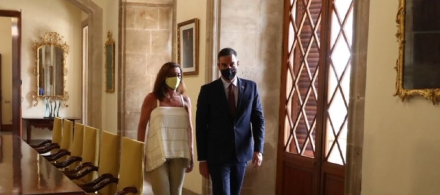 El presidente del Gobierno, Pedro Sánchez, con la presidenta de Baleares, Francina Armengol, en Palma. El presidente del Gobierno, Pedro Sánchez, con la presidenta de Baleares, Francina Armengol, en Palma.