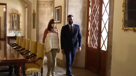 El presidente del Gobierno, Pedro Sánchez, con la presidenta de Baleares, Francina Armengol, en Palma. Baleares
