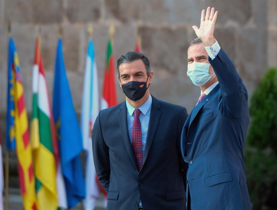 El Rey y Sánchez viajarán este viernes a Barcelona para asistir a un acto económico El Rey y Sánchez viajarán este viernes a Barcelona para asistir a un acto económico
