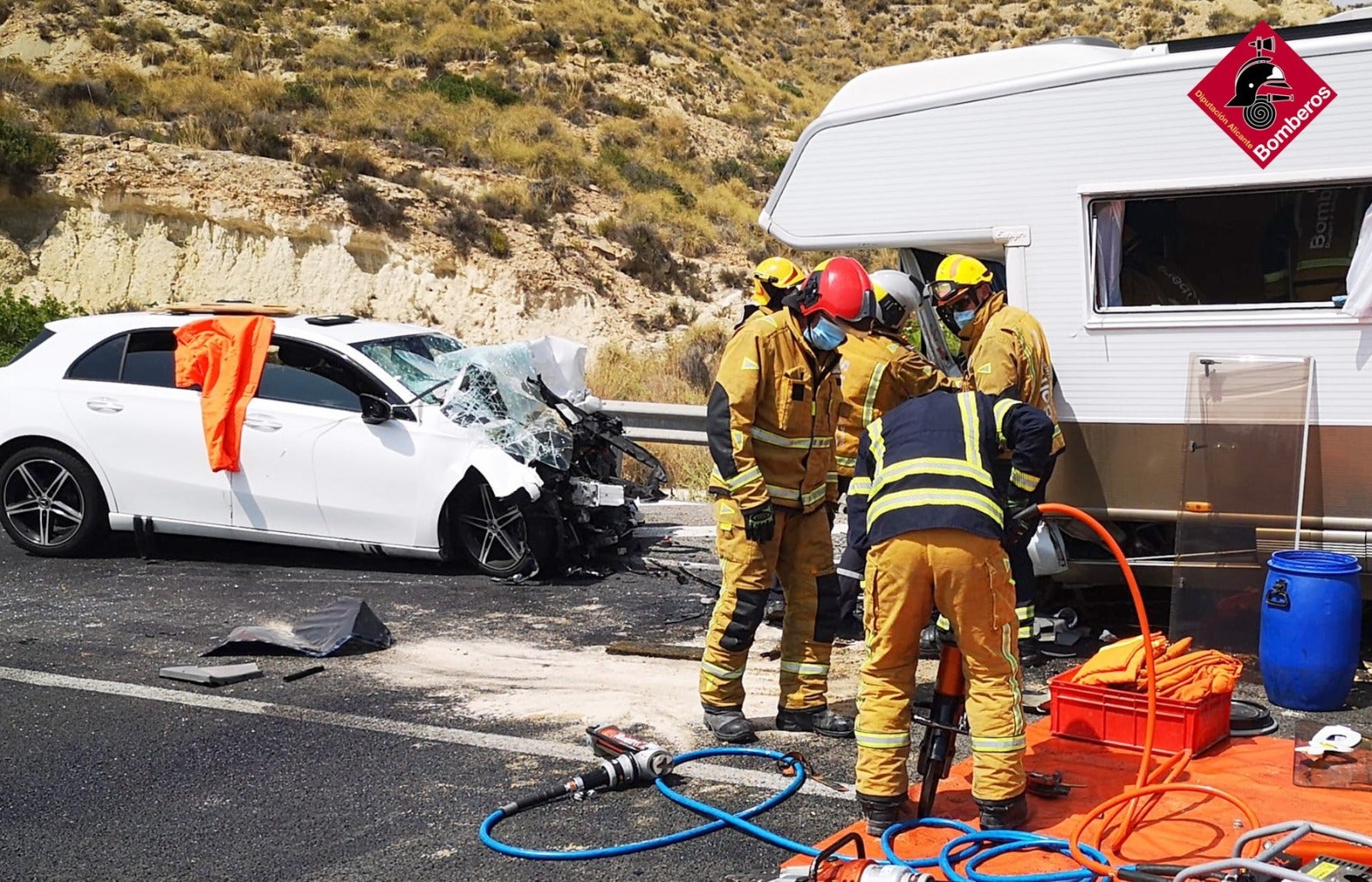 Un turismo invade el carril contrario en una curva de la N-332 y choca frontalmente contra una autocaravana Un turismo invade el carril contrario en una curva de la N-332 y choca frontalmente contra una autocaravana