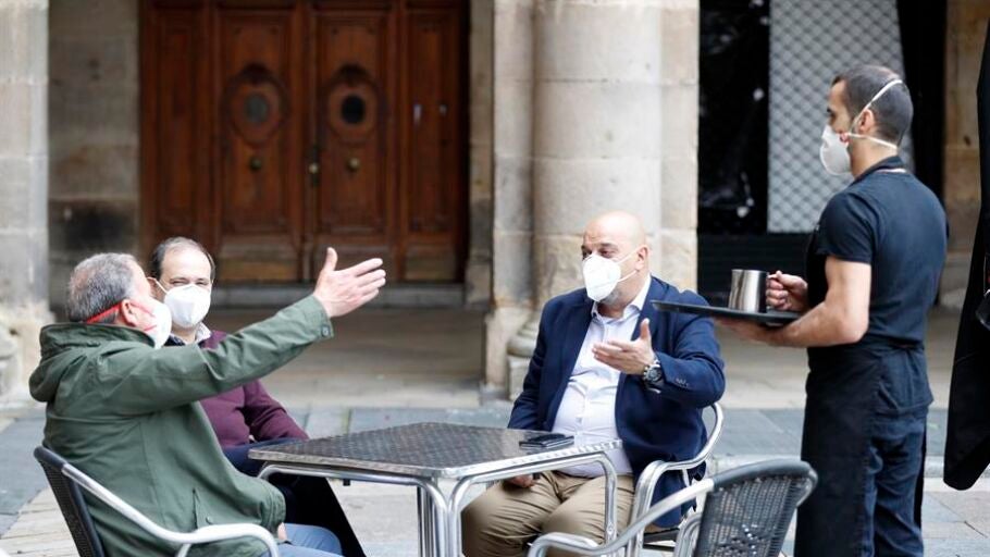 Terrazas en Pa&iacute;s Vasco con gente con mascarillas