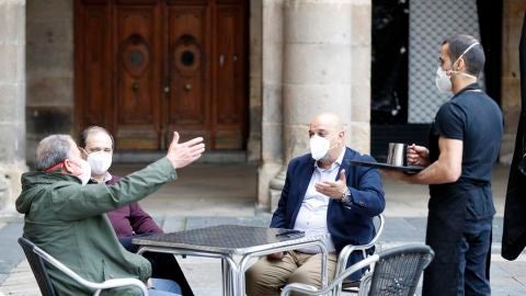 Terrazas en Pa&iacute;s Vasco con gente con mascarillas
