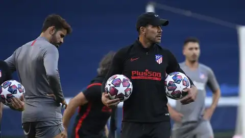Simeone, durante un entrenamiento con el Atlético de Madrid. Simeone, durante un entrenamiento con el Atlético de Madrid.