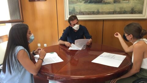 Petrer solicitar&aacute; fondos a la Generalitat para contratar a personas que hayan perdido su empleo durante la pandemia De momento, el Ayuntamiento ha recibido una subvenci&oacute;n de casi 130.000&euro; para contratar a 20 personas desempleadas mayores de 30 a&ntilde;os 