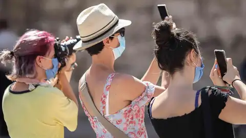 Turistas tomando fotos en Valencia Turistas tomando fotos en Valencia