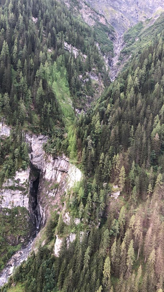 Mueren tres turistas españoles y uno se encuentra en paradero desconocido tras un accidente de barranquismo en Suiza Mueren tres turistas españoles y uno se encuentra en paradero desconocido tras un accidente de barranquismo en Suiza