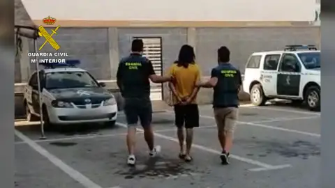 Detenida a una pareja en Torreviaja que cultivaba marihuana en sus armarios En el domicilio se han encontrado drogas de todo tipo y una pistola