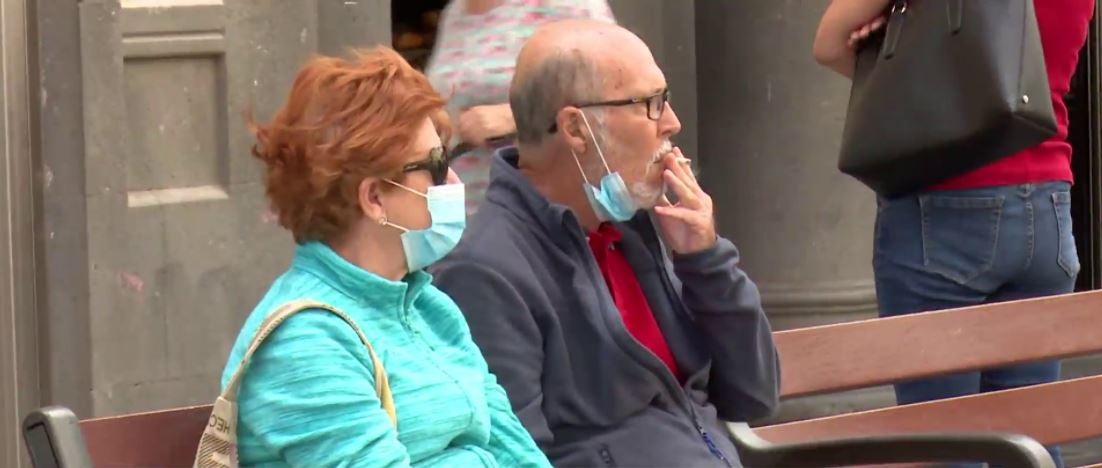 Sanitat estudia prohibir fumar en la calle sin distancia de seguridad Sanitat estudia prohibir fumar en la calle sin distancia de seguridad