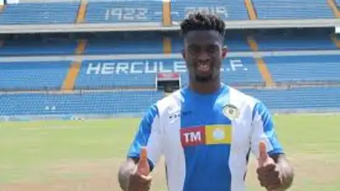 Moha Traoré en el momento de su presentación con el Hércules Moha Traoré en el momento de su presentación con el Hércules