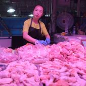 China detecta trazas de coronavirus en muestras de alitas de pollo de Brasil