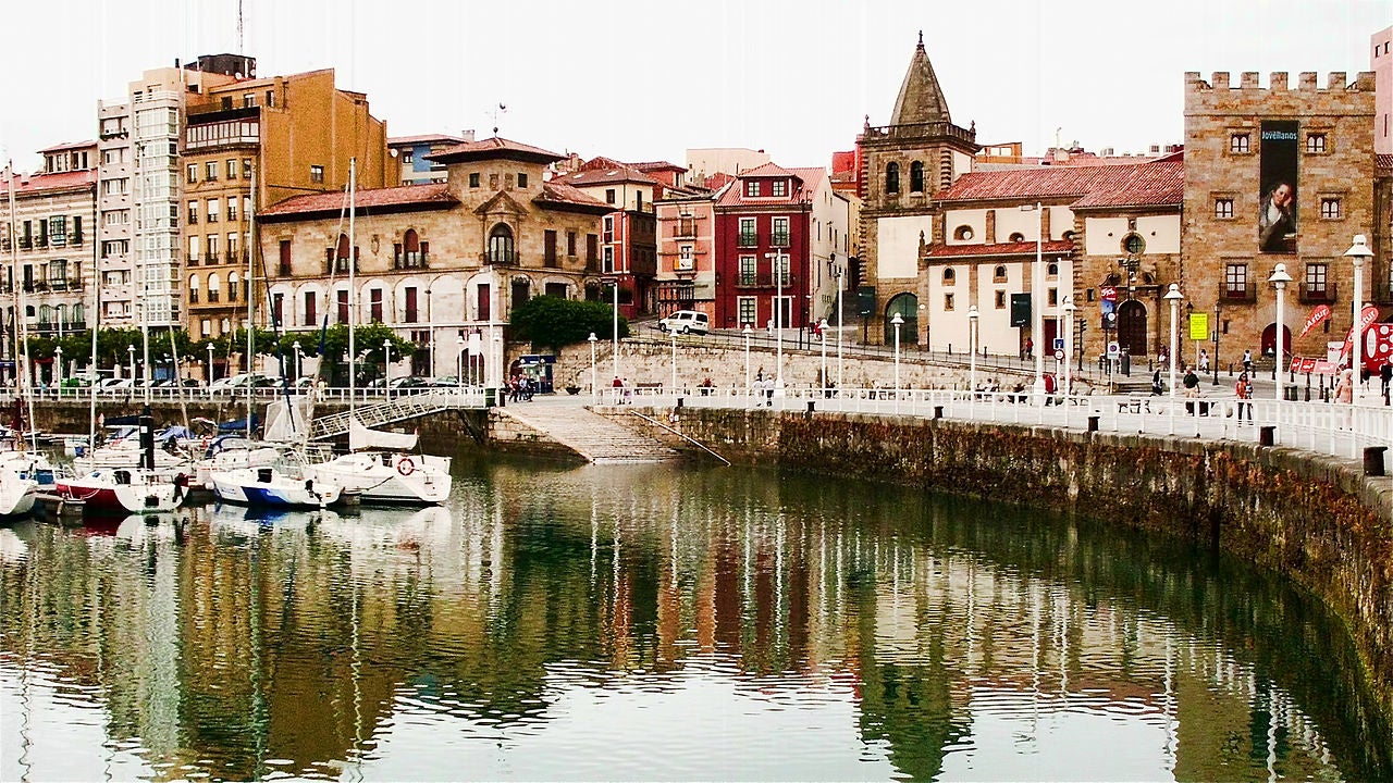 Julia Navarro: "Descubrir Gijón lleva su tiempo porque es un viaje al pasado" Julia Navarro: "Descubrir Gijón lleva su tiempo porque es un viaje al pasado"