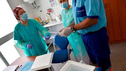 13/08/2020 09:40 (UTC) Cr&eacute;dito: EFE Fuente: EFE/EFE Autor: Carlos Barba Tem&aacute;tica: Sanidad y salud &raquo; Sanidad Un operario recoge pruebas de prevalencia en el centro de salud Cruz de Caravaca de Almer&iacute;a