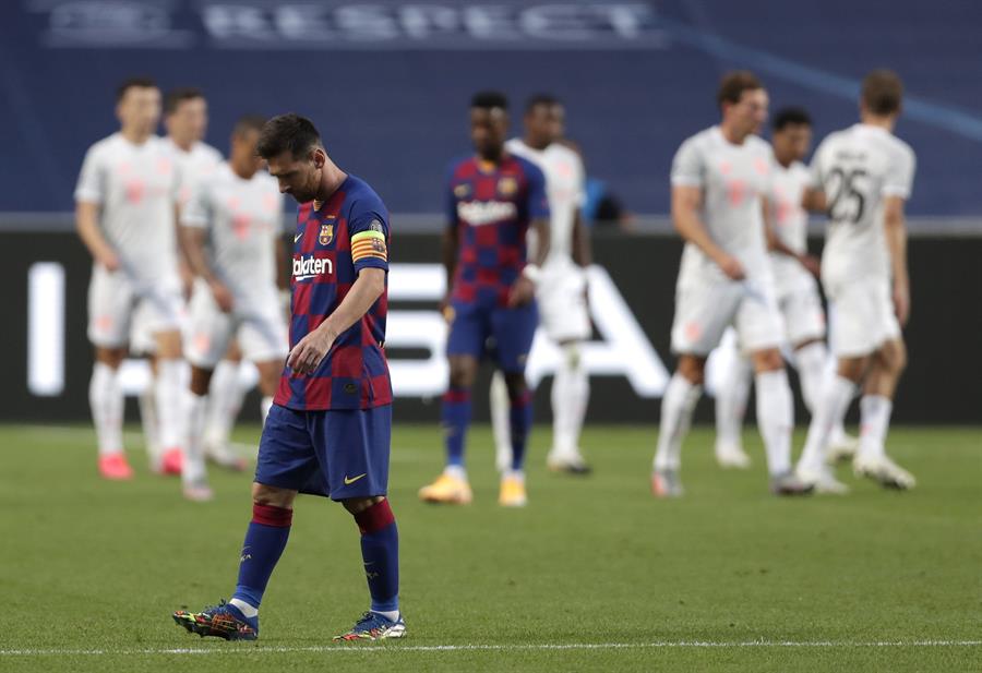 Gritos y pancartas de protesta para recibir a los jugadores del Barcelona Gritos y pancartas de protesta para recibir a los jugadores del Barcelona