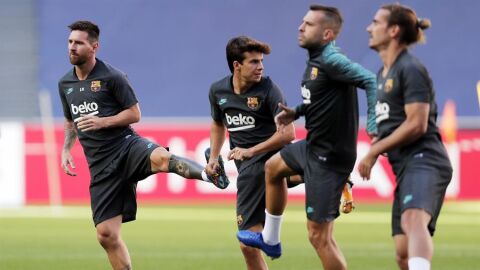 Varios futbolistas del Bar&ccedil;a se ejercitan sobre el c&eacute;sped.