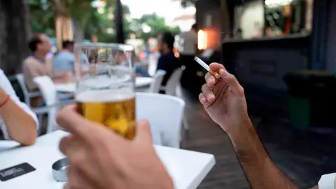 Al Rojo Vivo (14-08-20) Sanidad limita fumar en la calle y cierra el ocio nocturno en toda España Al Rojo Vivo (14-08-20) Sanidad limita fumar en la calle y cierra el ocio nocturno en toda España