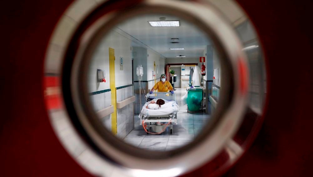 Una sanitaria traslada a un paciente en la zona limpia de Covid del Hospital Gregorio Marañón de Madrid
