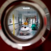 Una sanitaria traslada a un paciente en la zona limpia de Covid del Hospital Gregorio Marañón de Madrid