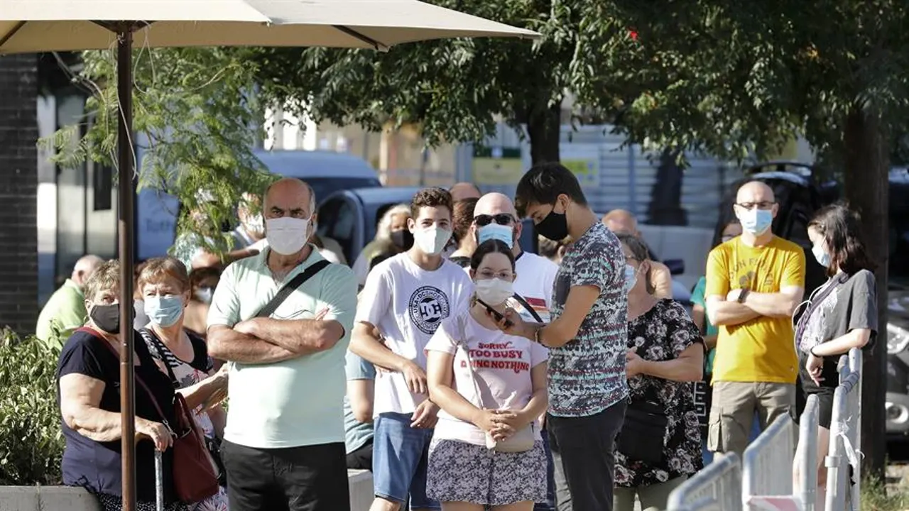 Vecinos del barrio barcelonés de Torre Baró, acuden desde primera hora de la mañana al Casal del barrio para someterse a las pruebas PCR promovidas por la Generalitat como parte del plan autonómico de cribados masivos