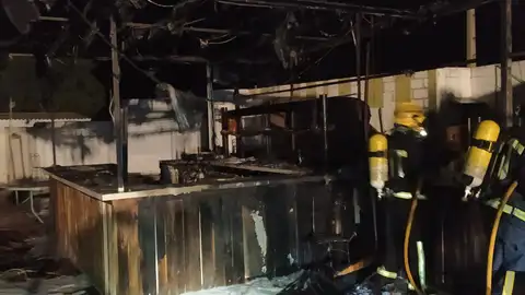 El incendio ha probado daños materiales en la terraza de verano El incendio ha probado daños materiales en la terraza de verano