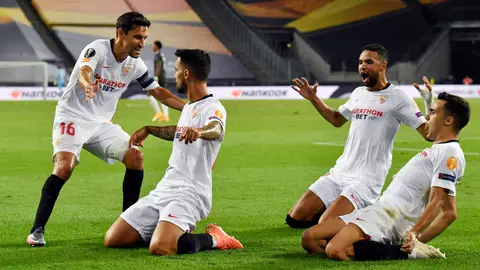 Los jugadores del Sevilla celebran el gol de Suso Los jugadores del Sevilla celebran el gol de Suso