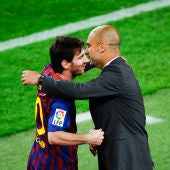 Lionel Messi se abraza a Pep Guardiola