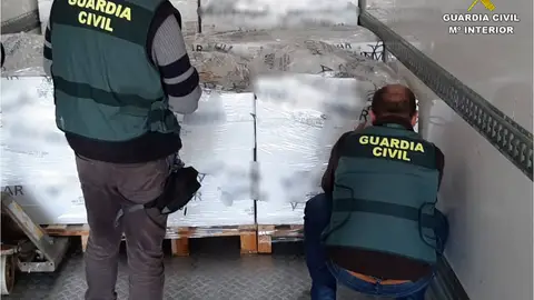 La Guardia Civil precinta los productos requisados La Guardia Civil precinta los productos requisados
