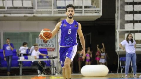 Rafa Huertas conduce un bal&oacute;n. 