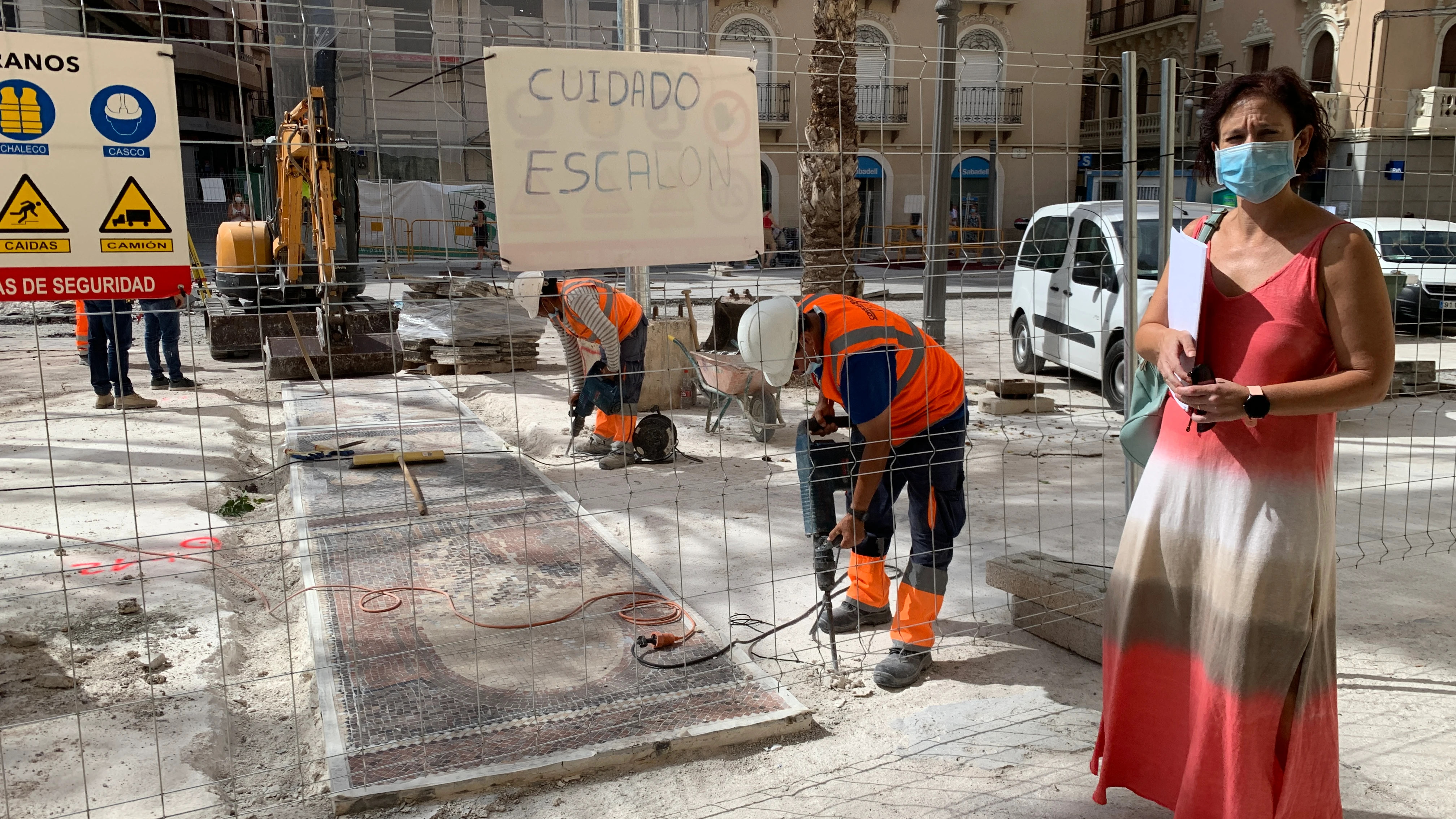 La concejala de Urbanismo, Ana Arabid, en la retirada de mosaicos de la Plaça del Baix. Los mosaicos del Misteri se ubicarán en el entorno de la basílica de Santa María