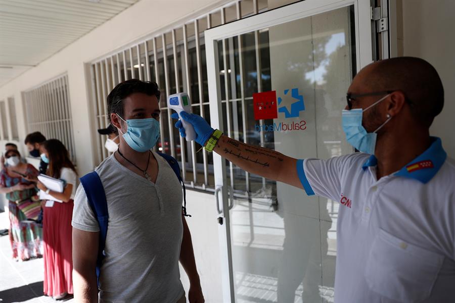 Menos de 100 personas acuden a realizarse voluntariamente un test PCR en Carabanchel Menos de 100 personas acuden a realizarse voluntariamente un test PCR en Carabanchel
