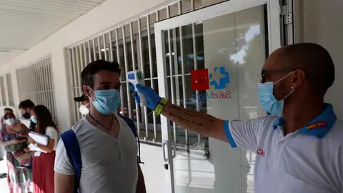 Un sanitario toma la temperatura a una de las personas que esperan su turno para realizarse una prueba de PCR dentro del Plan COVID-19 de la Comunidad de Madrid. Un sanitario toma la temperatura a una de las personas que esperan su turno para realizarse una prueba de PCR dentro del Plan COVID-19 de la Comunidad de Madrid.