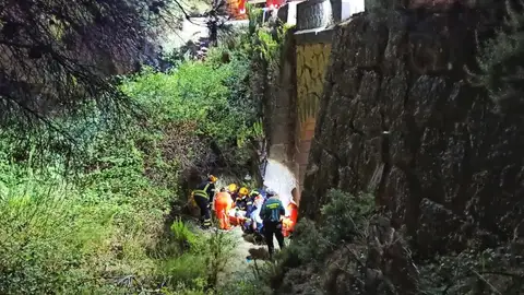 Rescate de los Bomberos de Alicante en Torremanzanas. Una menor se precipita por un puente de seis metros en Torremanzanas La chica de 17 años se cayó al vacío al tratar de esquivar un vehículo