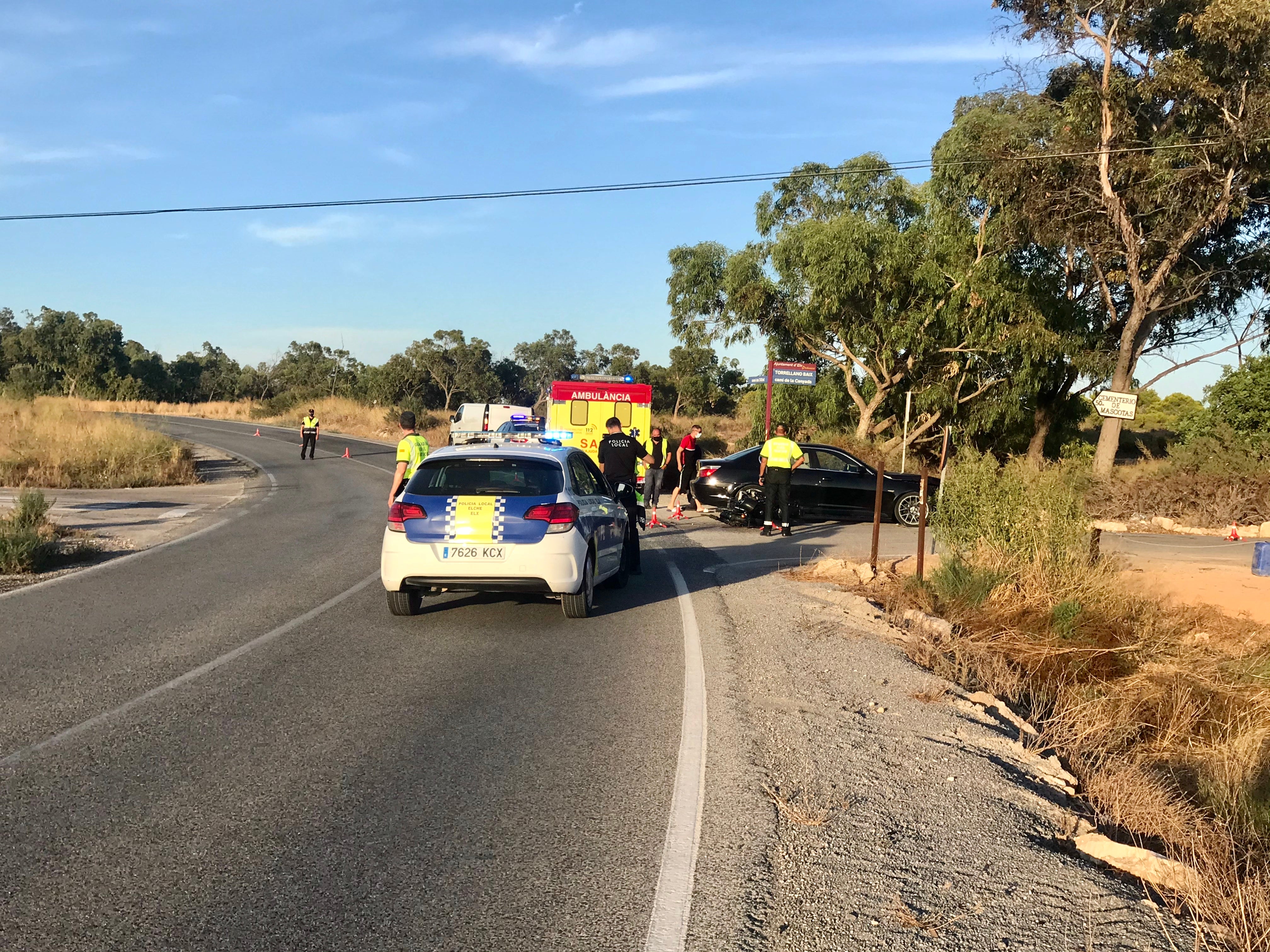 Un choque frontolateral entre una moto y un coche obliga a cortar un carril de la carretera de El Altet Un choque frontolateral entre una moto y un coche obliga a cortar un carril de la carretera de El Altet