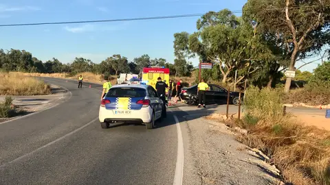 Accidente frontolateral entre una motocicleta y un vehículo en el cruce de El Altet con el Camino de la Canyada de Elche. SUCESOS