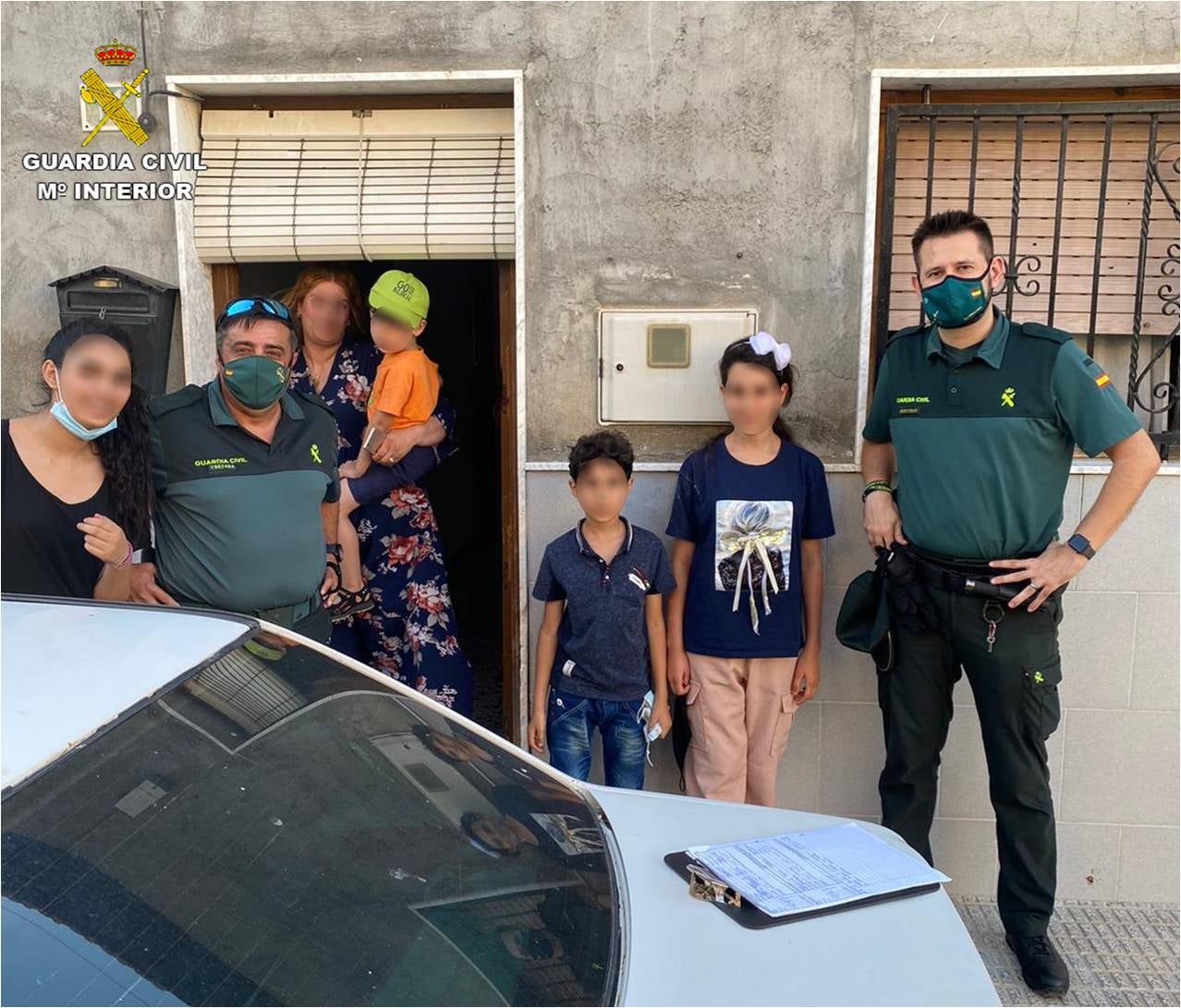 La Guardia Civil auxilia a dos menores extranjeros perdidos por una carretera de Almoradí La Guardia Civil auxilia a dos menores extranjeros perdidos por una carretera de Almoradí