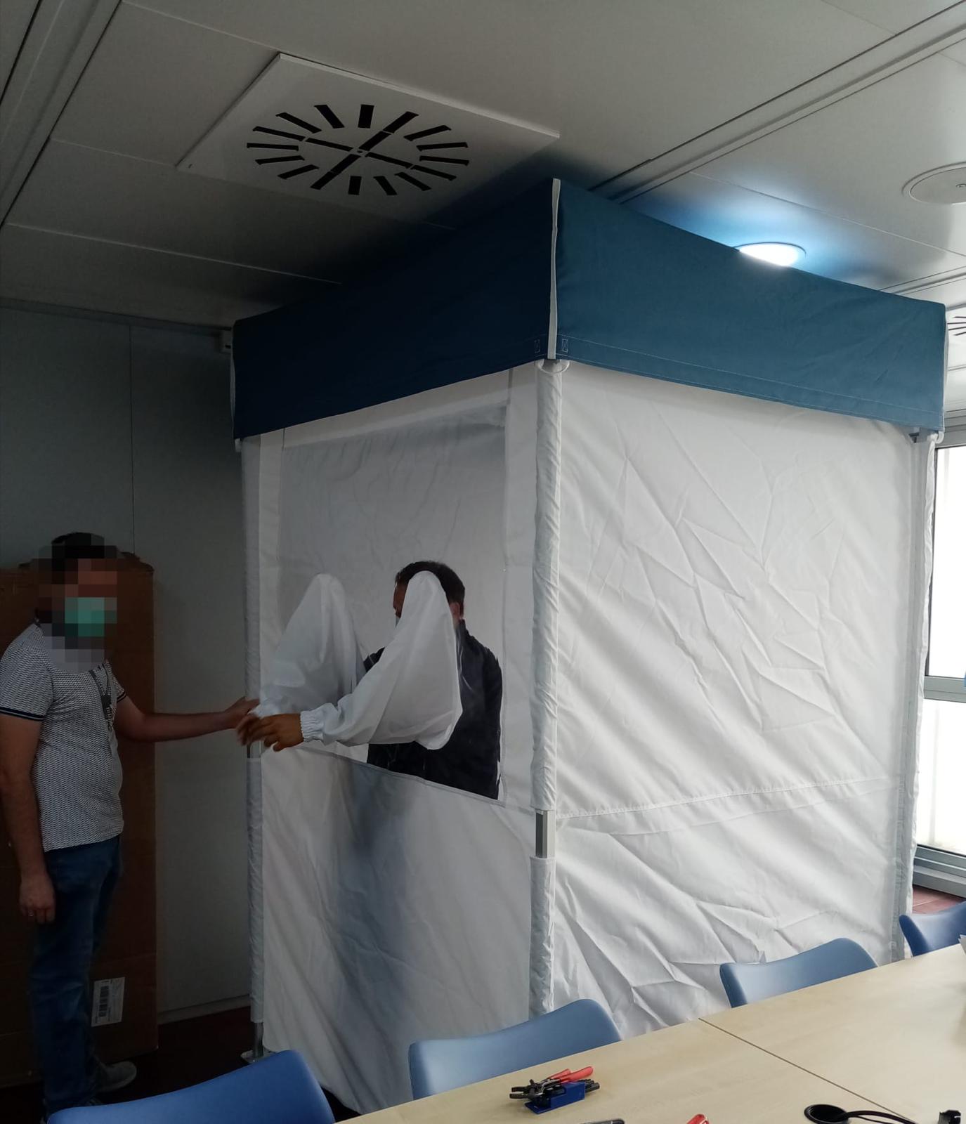 Crean una cabina flexible y fácil de montar,que permite realizar pruebas PCR,S sin tener contacto directo con el paciente Crean una cabina flexible y fácil de montar,que permite realizar pruebas PCR,S sin tener contacto directo con el paciente