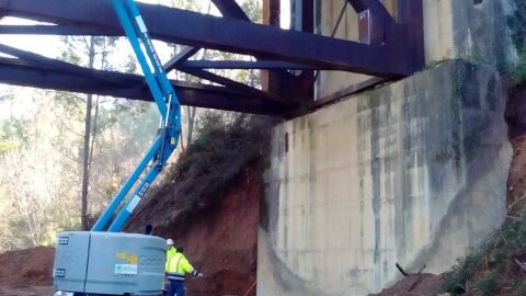 Obras en el puente del r&iacute;o Deva