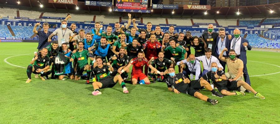 La plantilla del Elche celebra el pase a la final, con Bragarnik y Buitrago a la derecha, y Pacheta a la izquierda de la imagen. La plantilla del Elche celebra el pase a la final, con Bragarnik y Buitrago a la derecha, y Pacheta a la izquierda de la imagen.