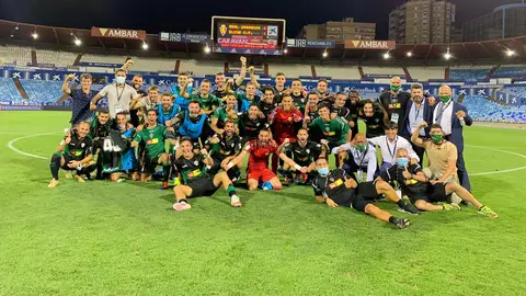 La plantilla del Elche celebra el pase a la final, con Bragarnik y Buitrago a la derecha, y Pacheta a la izquierda de la imagen. ELCHE CF