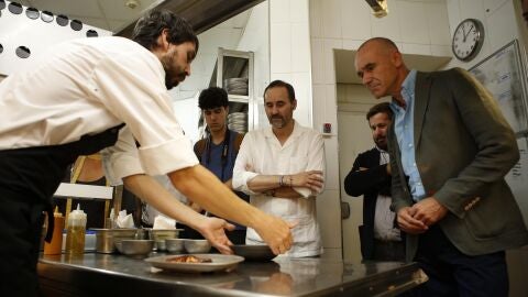 El delegado de Turismo, Antonio Mu&ntilde;oz, durante una demostraci&oacute;n gastron&oacute;mica
