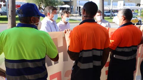 Representantes municipales hablan con miembros del comit&eacute; de empresa