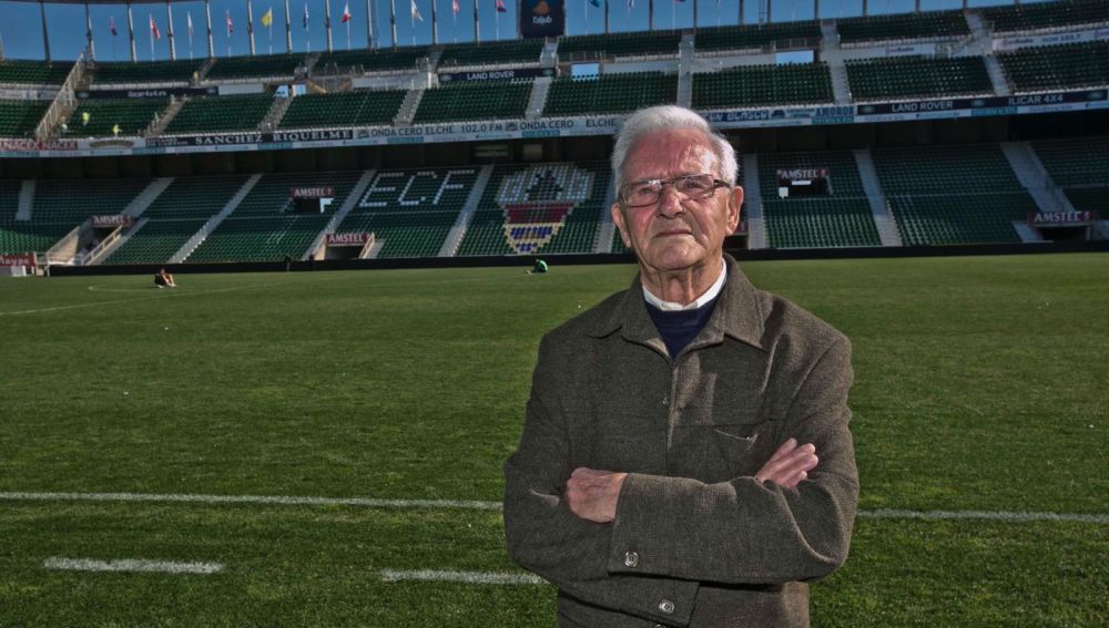 Pedro Vicente Agulló, en 2014, antes de ser homenajeado en el encuentro de Primera División entre Elche y Rayo Vallecano.