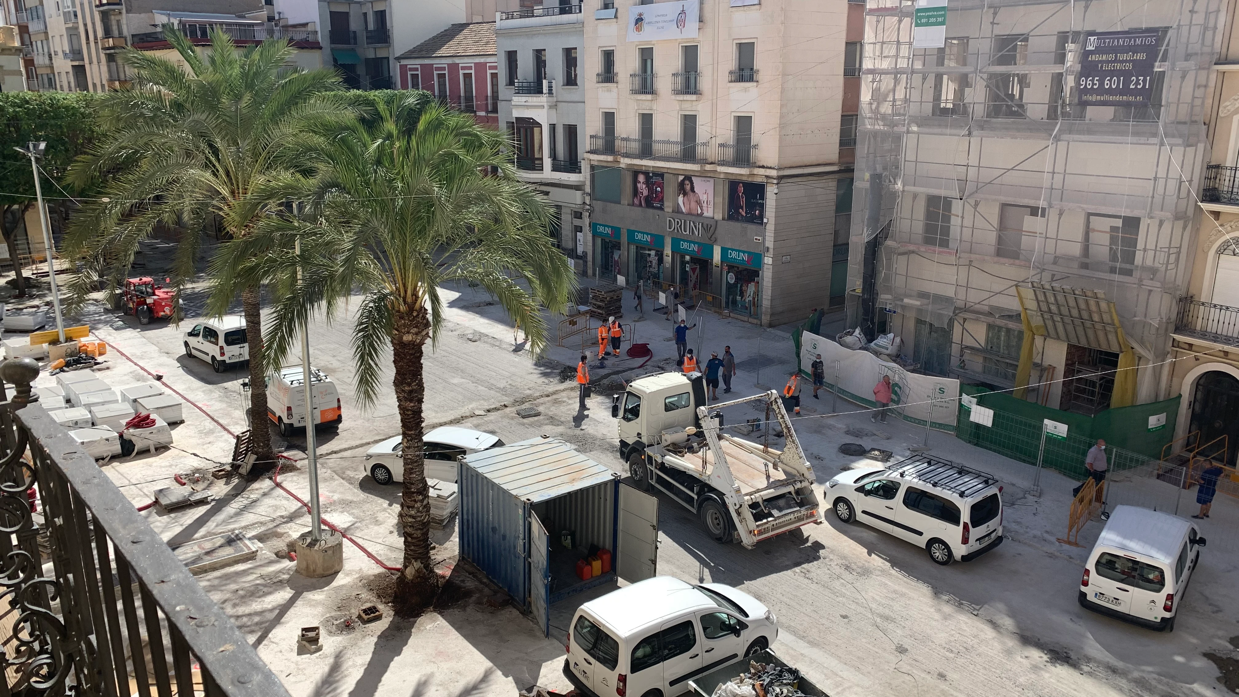 Obras de peatonalización de la Plaza de Baix En la primera fase ya se han levantado los mosaicos del Misteri y se está cambiando todo el pavimento de la Plaza de Baix