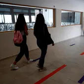 Varios alumnos agreden a un profesor de un instituto de Olivares (Sevilla) y suspenden las clases como protesta Varios alumnos agreden a un profesor de un instituto de Olivares (Sevilla) y suspenden las clases como protesta