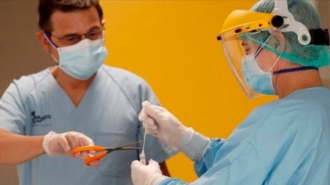 Miembros del personal sanitario del Hospital da Costa realizan PCR