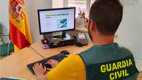 Agente de la Guardia Civil. Denunció que le atracaron mientras trabajaba y que le agredieron con un arma blanca para sustraerle la caja registradora