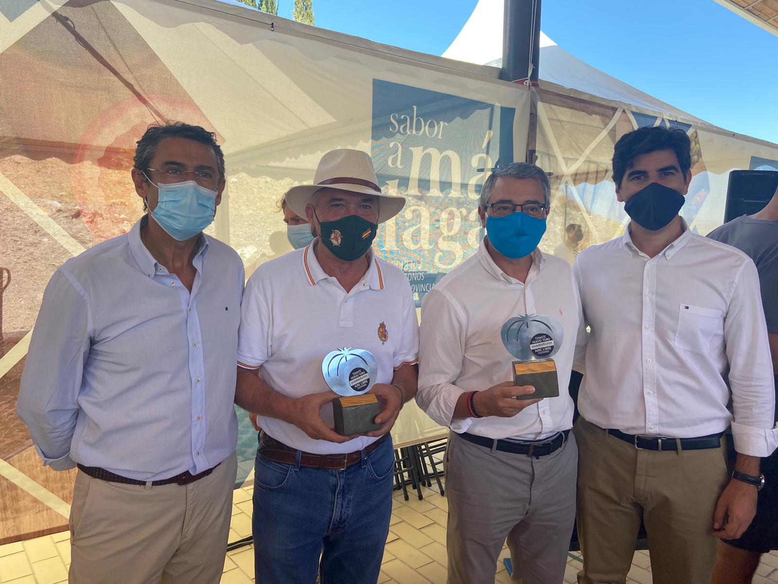 El Pimpi gana el concurso del Tomate Huevo de Toro de mayor peso del Valle del Guadalhorce El Pimpi gana el concurso del Tomate Huevo de Toro de mayor peso del Valle del Guadalhorce