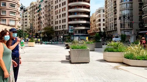 La vicealcaldesa y concejala de Desarrollo y Renovación Urbana, Sandra Gómez, ha visitado la plaza de San Agustín, donde ha anunciado la finalización de las obras para convertir este espacio en peatonal y su apertura al público este miércoles. Finalizan las obras de peatonalización de la Plaça de Sant Agustí